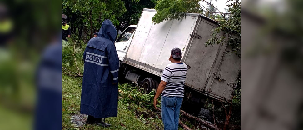 Conductor de camión pierde el control y se accidenta en carretera ...