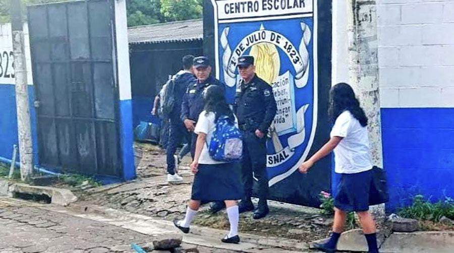Policías siguen garantizando la seguridad en escuelas de todo El Salvador