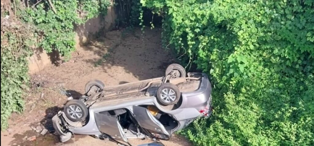 Conductor pierde el control y vehículo cae al fondo de una quebrada esta mañana