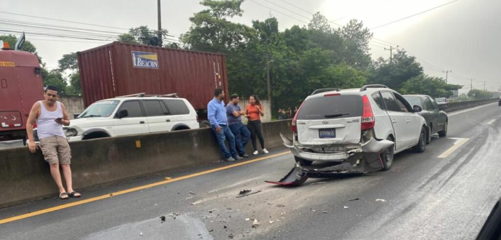 Triple choque en Quezaltepeque complica el tráfico esta mañana