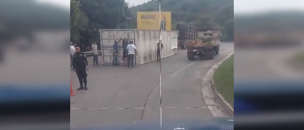 Reportan rastra volcada en bulevar Monseñor Romero e intersección a carretera Los Chorros