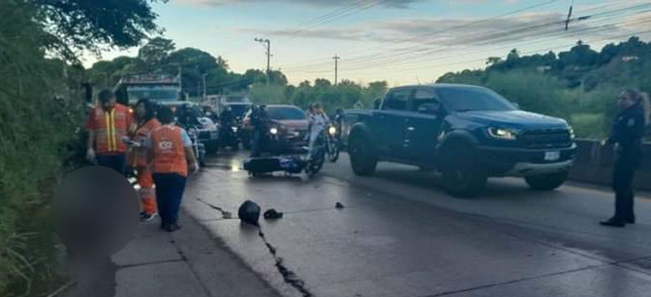 Reportan motociclista accidentado en carretera al Puerto de la Libertad