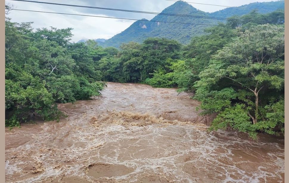 Mujer es arrastrada por una corriente del río Anamorós, en La Unión