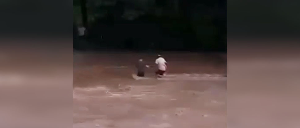 Rescatan con vida a menor que fue arrastrado por la corriente de un río en La Unión