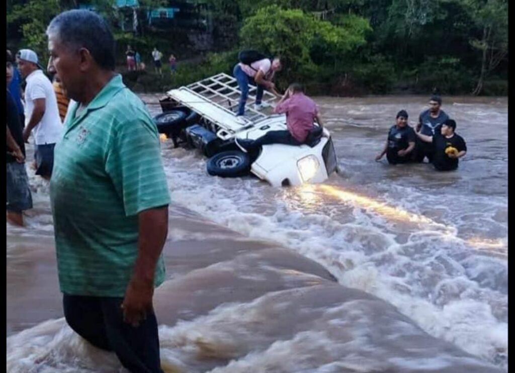 Camión que trasladaba jugadores es arrastrado por un río en La Unión