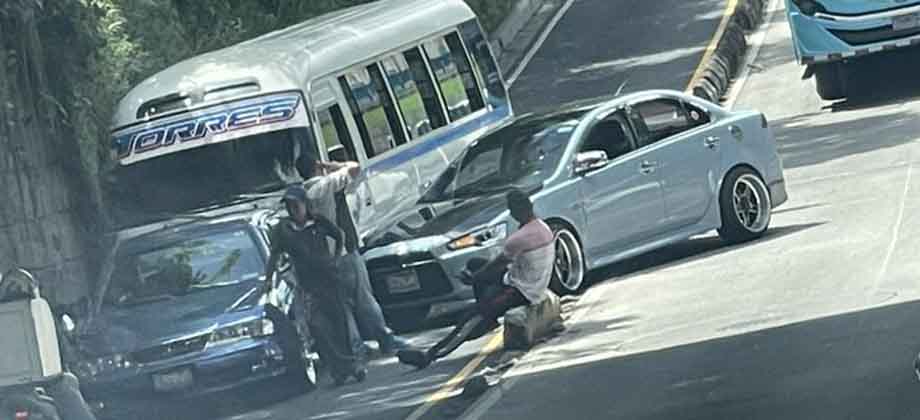 Reportan triple accidente de tránsito en Alameda Juan Pablo ll