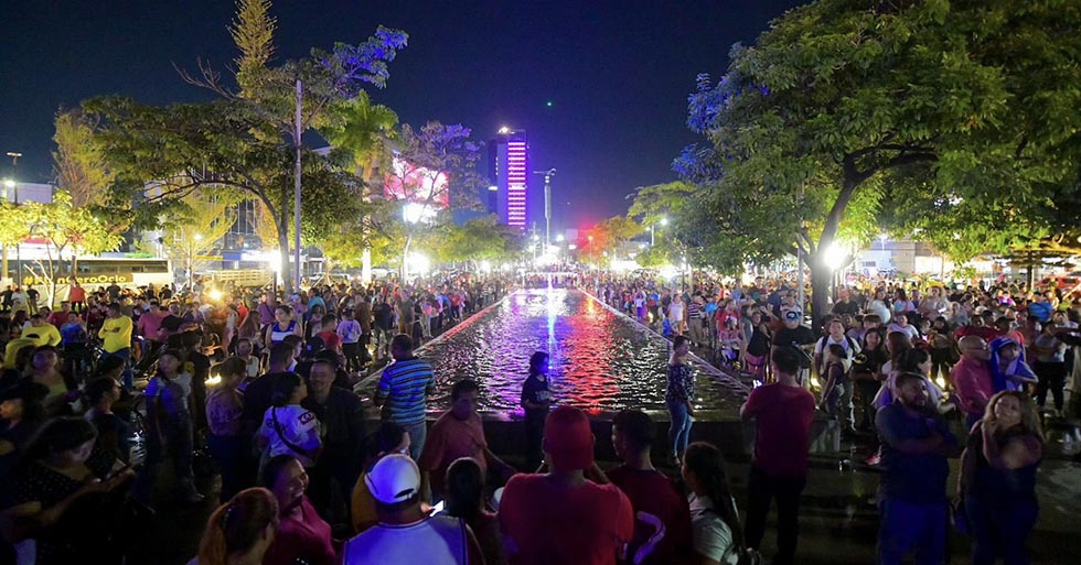 Salvadoreños disfrutan en la renovada Plaza Divino Salvador del Mundo