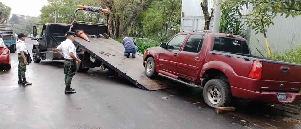 Retiran vehículos abandonados en la vía pública en Santa Tecla