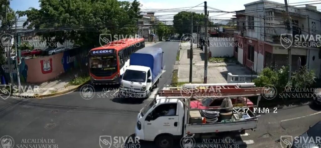 VIDEO | Por no atender la señal de alto, conductores chocan en la 1a. calle Poniente de San Salvador
