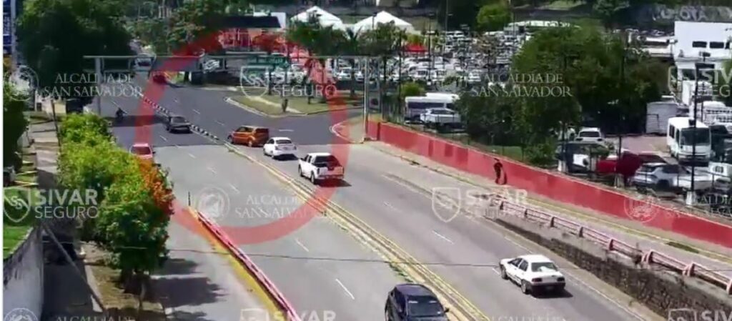 Captan el momento en que se produce choque en Alameda Juan Pablo II: Por «la imprudencia de un conductor»