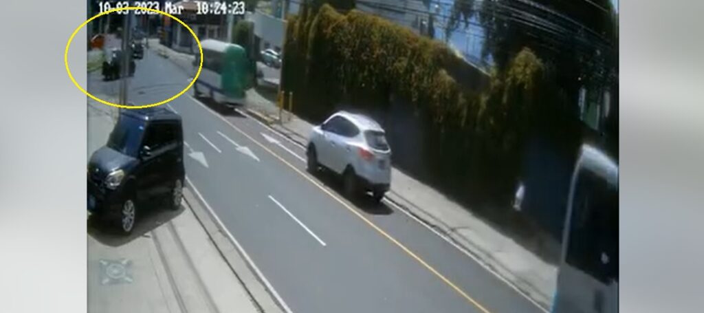 Cámara de seguridad capta el momento exacto de choque en colonia Escalón
