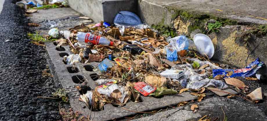 Piden a salvadoreños no botar basura en las calles para evitar inundaciones