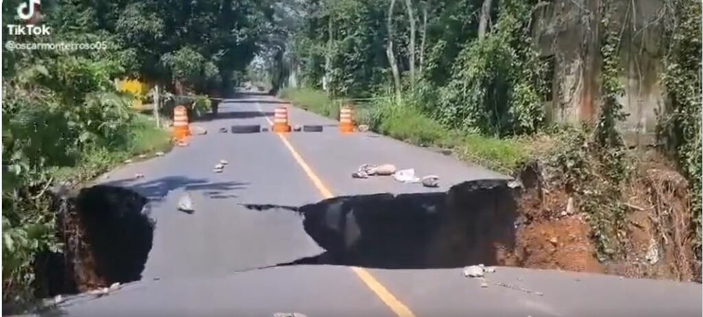 Captan momento en el que colapsa carretera en Guatemala (VIDEO)