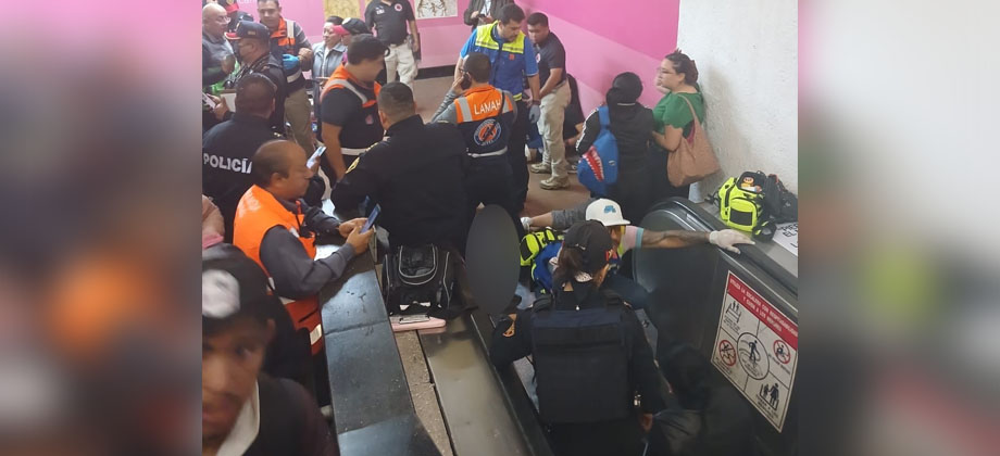 Nueve lesionados tras falla en gradas eléctricas en estación de tren en México
