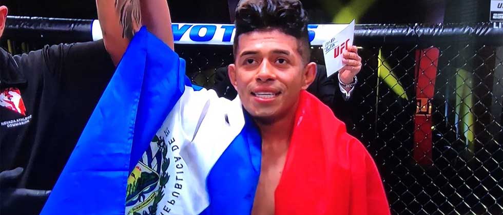 Salvadoreño gana a patadas en la UFC