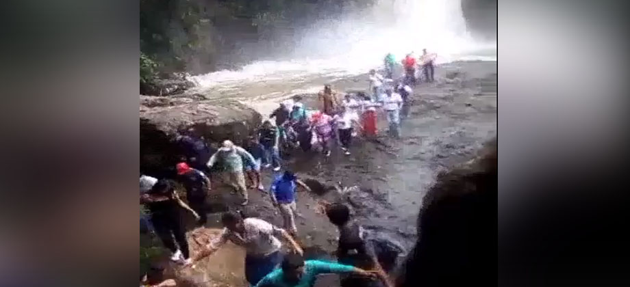 Turistas son arrastrados en la creciente de un río en Ecuador