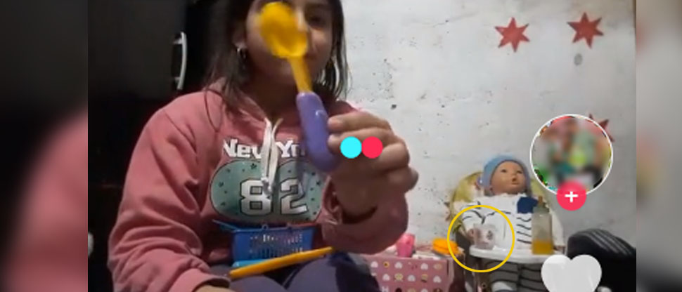 Niña capta escalofriante momento cuando un muñeco se mueve solo