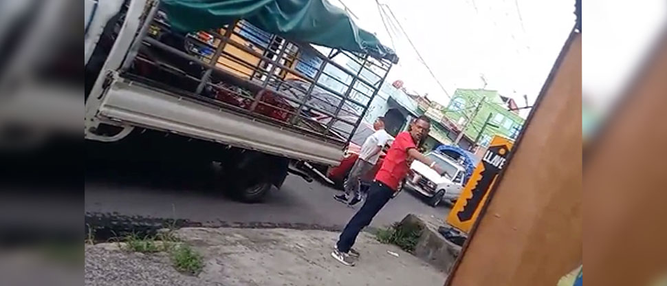 Denuncian a sujeto que amenaza a empleados de una ferretería en Soyapango