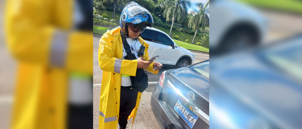 Continúan multas a conductores que se distraen con el celular mientras manejan