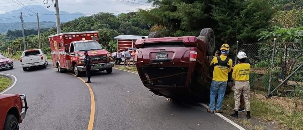 Reportan vehículo volcado en carretera a Los Naranjos, Sonsonate