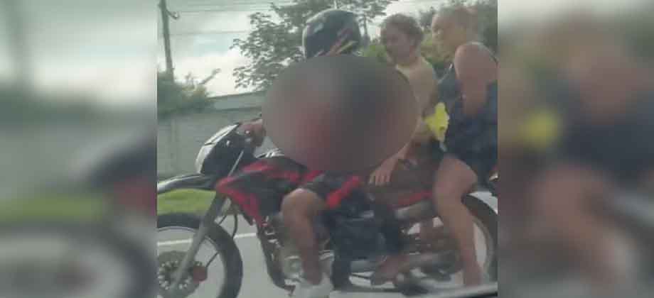 Graban a motociclista con 4 personas a bordo sin ninguna protección
