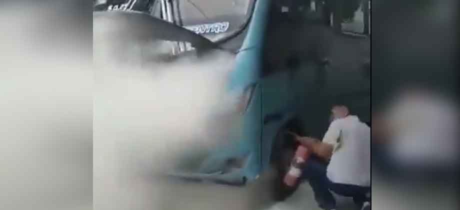 Salvadoreños sofocan incendio en un bus en el Centro de San Salvador