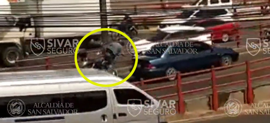 Maniobra imprudente de conductor provoca choque con motociclista en bulevar los Próceres