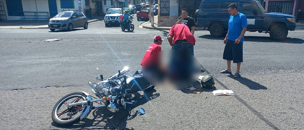 Conductor huye tras atropellar a motociclista en Mejicanos, San Salvador