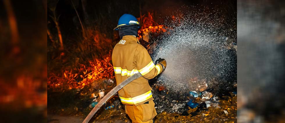 Bomberos sofocan incendio en predio con abundante basura en Soyapango