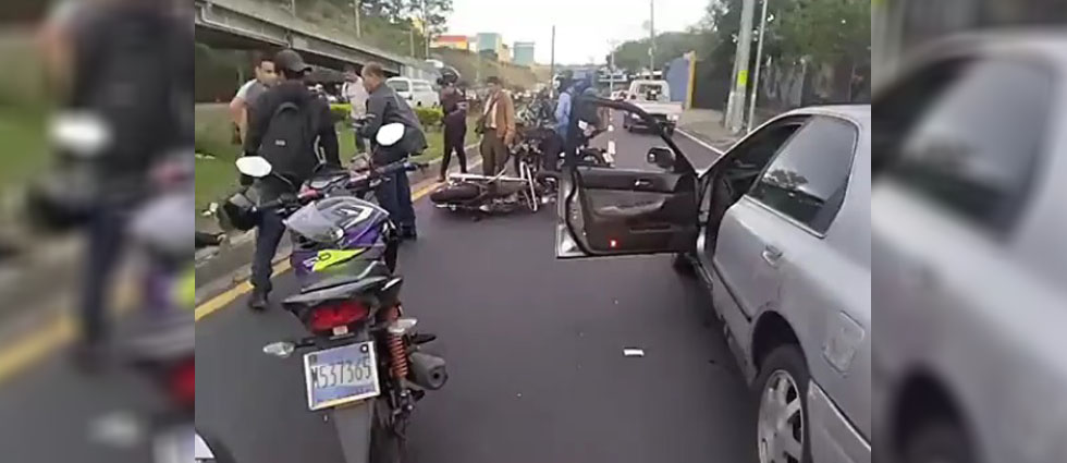 Dos lesionados tras fuerte accidente vial en San Salvador