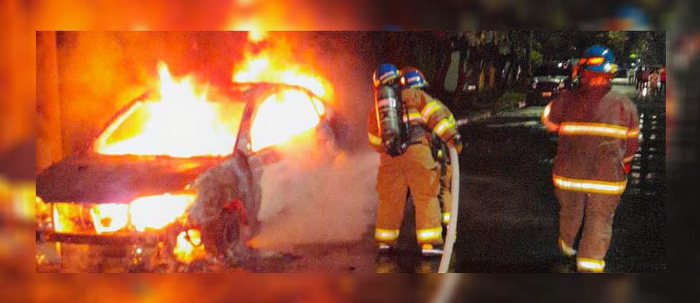 Vehículo se incendia en plena marcha en Santa Tecla