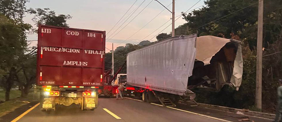Fuerte tráfico en la autopista Comalapa por accidente de tráiler
