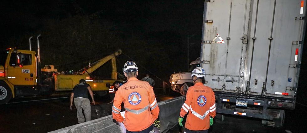 Tráiler impacta contra separadores en la carretera Panamericana