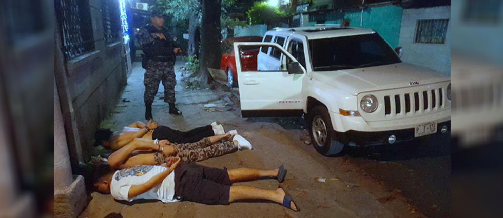 Capturan a tres sujetos tras una persecución en San Salvador