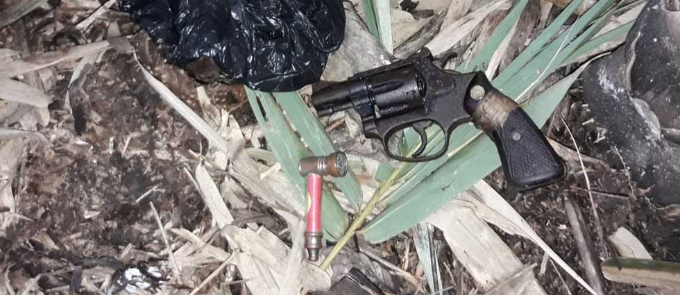 Localizan un arma de fuego junto a una pipa para fumar droga
