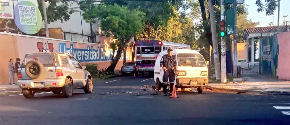Un lesionado tras accidente vial frente a universidad capitalina