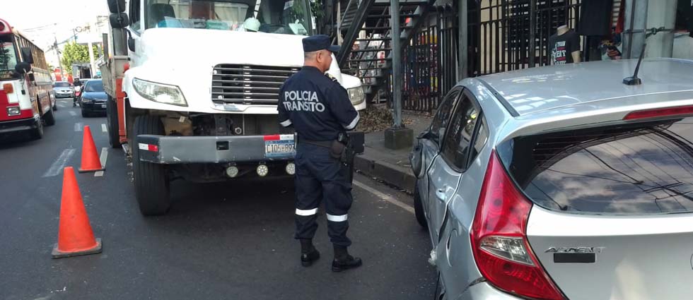 Auto impacta contra grúa y genera tráfico en San Salvador