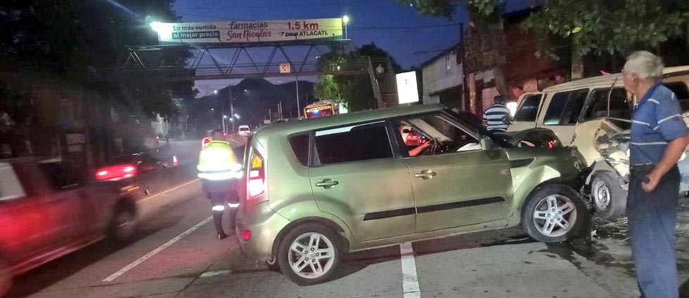 Conductor choca contra vehículo que estaba estacionado en la Troncal del Norte