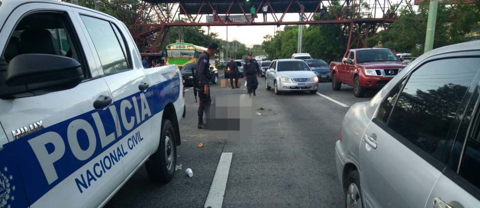 Arrollan a hombre bajo una pasarela en la autopista Comalapa