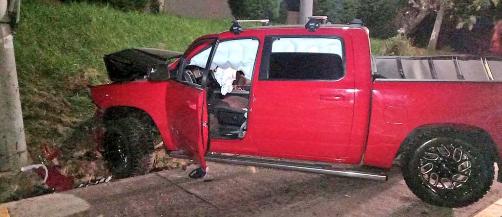 Reportan lesionados tras choque de pick up contra un muro en Santa Tecla