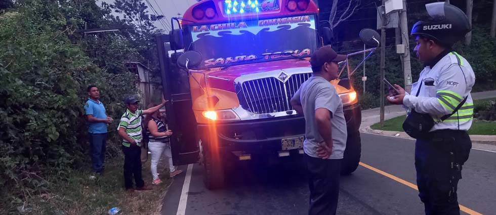 Sancionan a motorista por conducir con las puertas de la unidad abiertas