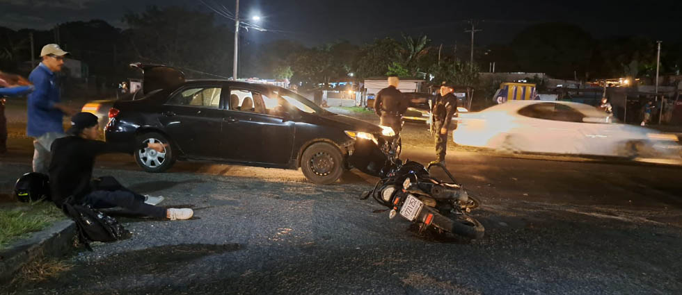 Conductor resulta lesionado tras choque en Cuscatlán
