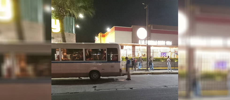 Denuncian a hombre tras orinar en plena vía pública en San Salvador