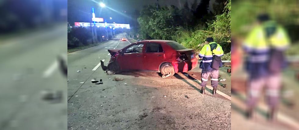 Conductora choca contra un poste sobre la autopista Comalapa