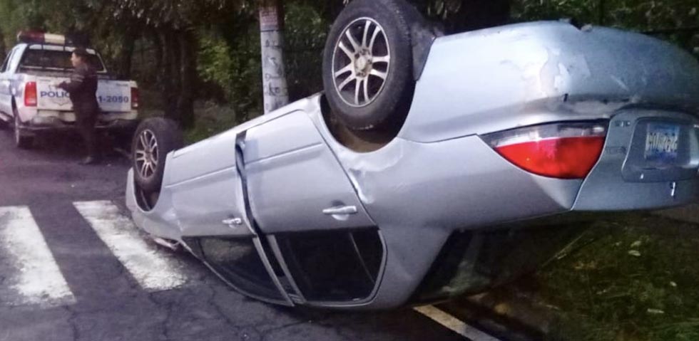 Un lesionado tras vuelco de vehículo en San Bartolo, Ilopango