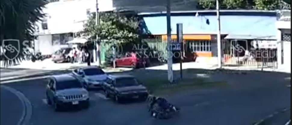 Derrame de aceite provoca que motociclista se accidente en el redondel Torogoz