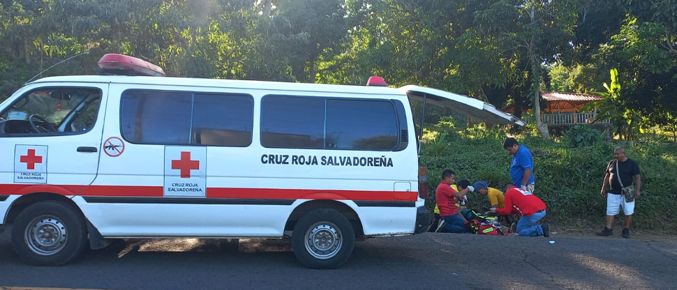 Motociclista pierde el control y se accidenta en la calle a Ciudad El Triunfo, Usulután