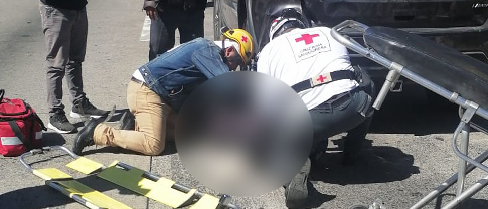 Auxilian a motociclista lesionado en fuerte accidente de tránsito en Santa Tecla 