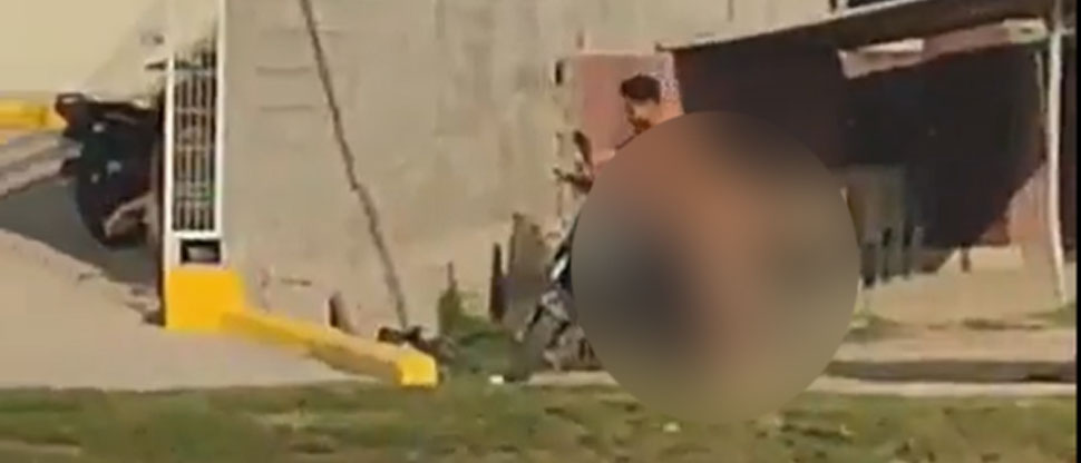 Hombre toma su moto y escapa sin ropa tras ser sorprendido siendo infiel