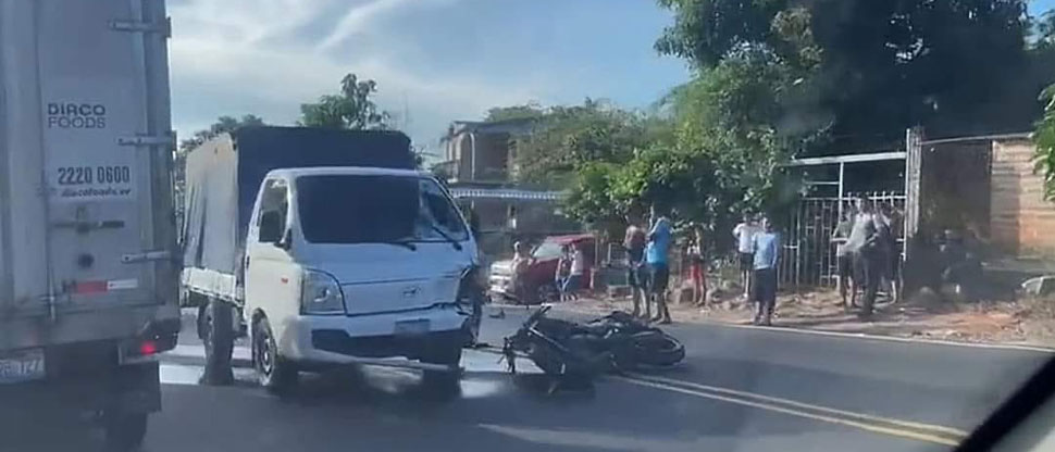 Motociclista fallece tras chocar de frente contra camión en San Vicente